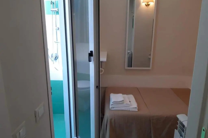 Room 9 of 13