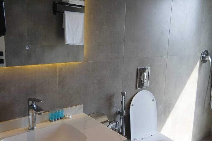 Room 21 of 28