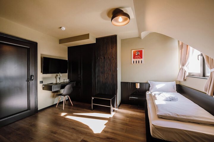 Room 10 of 37