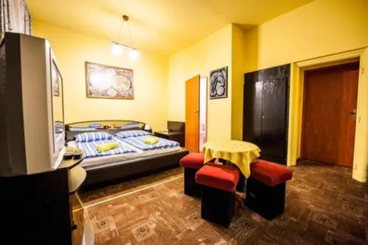 Room 6 of 12