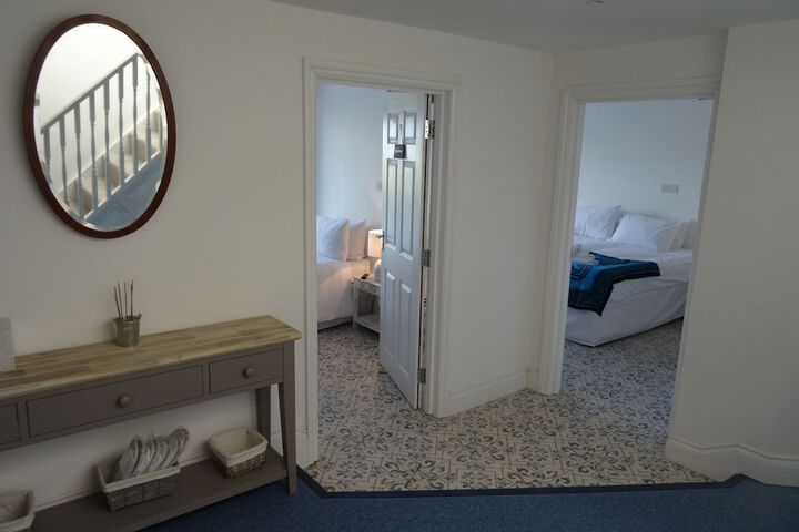 Room 4 of 8