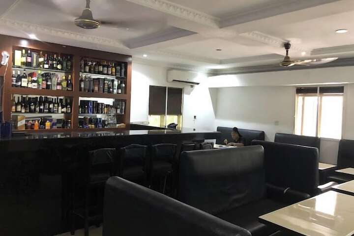 Lounge 48 of 56