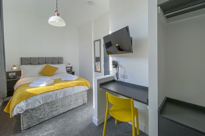 Room 6 of 8
