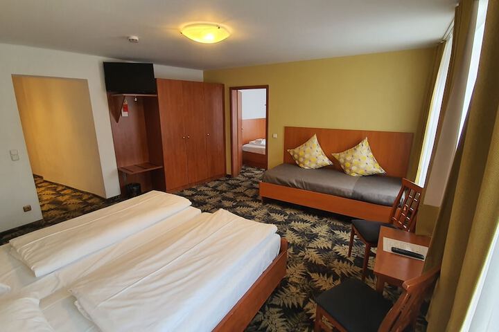 Room 12 of 22