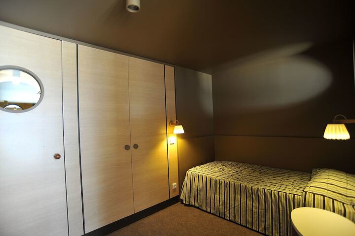 Room 27 of 100