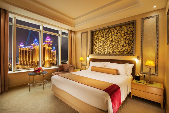 Room 53 of 76