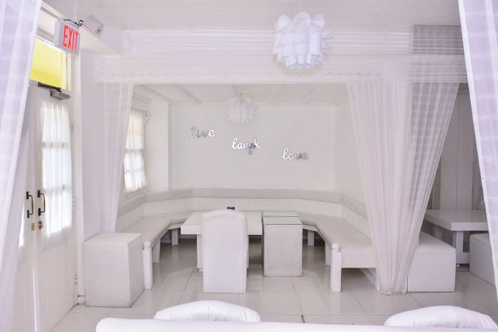 Lounge 18 of 38