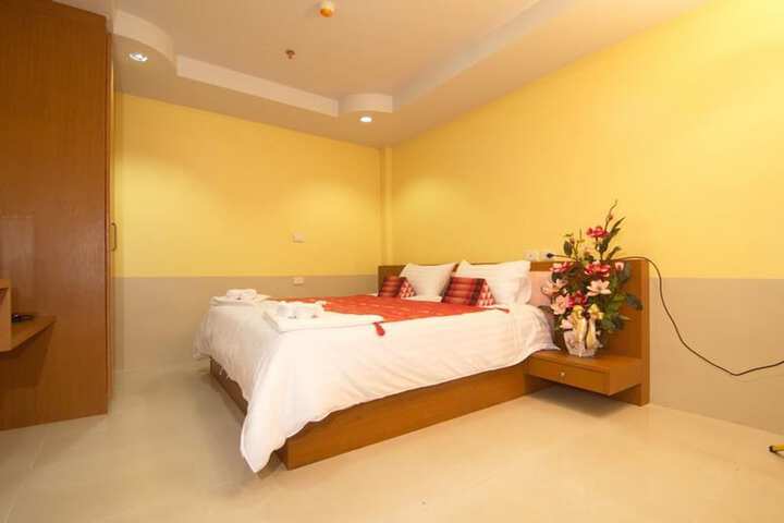 Room 6 of 16