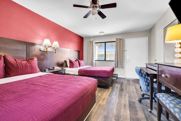 1 Queen Bed (5 of 11)