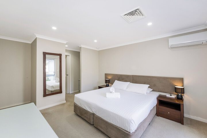 Room 12 of 104