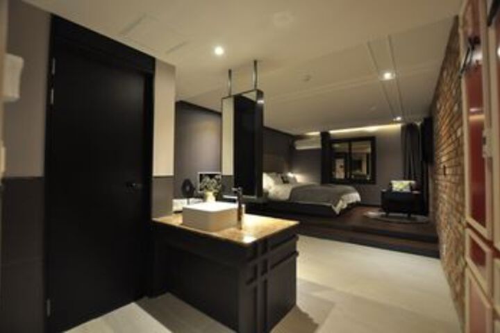 Room 26 of 76