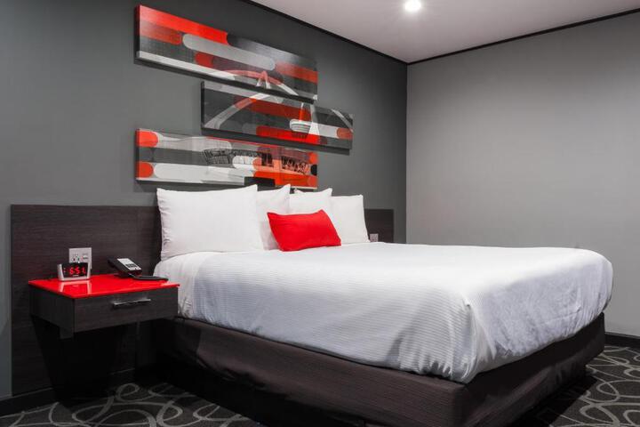 Deluxe King Room (8 of 11)