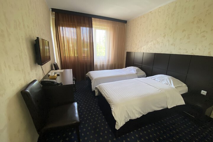 Room 10 of 32