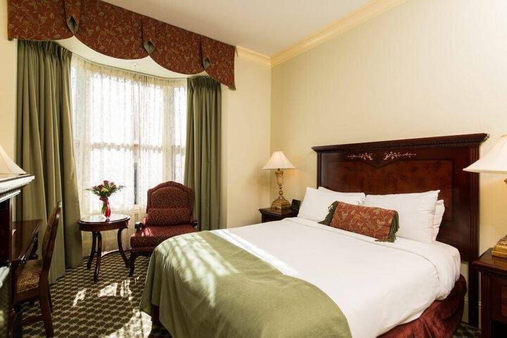 Room 9 of 28