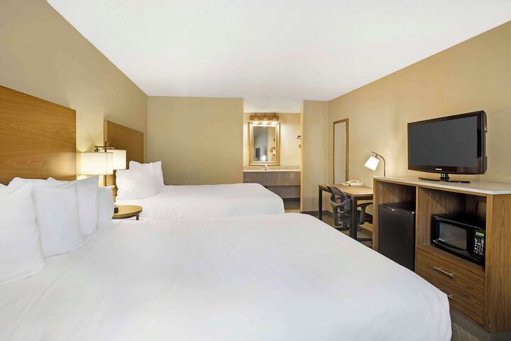 2 Queen Beds Microwave and Refrigerator Full Breakfast (10 of 13)