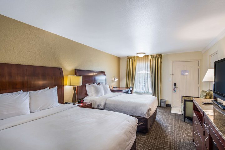 2 Double Beds Accessible (39 of 49)