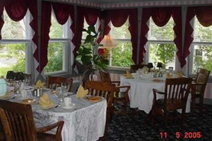Dining 7 of 27