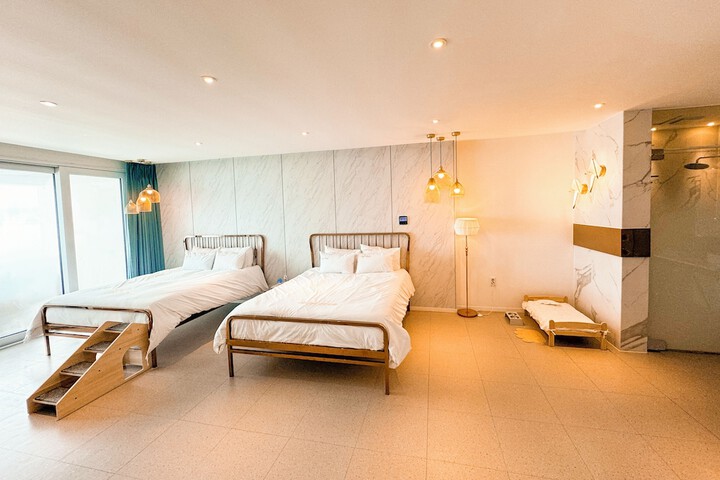 Room 32 of 82