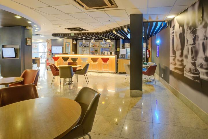 Lounge 78 of 97