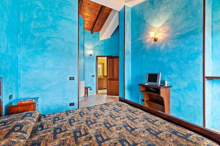 Room 5 of 38
