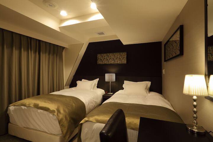 Room 8 of 74