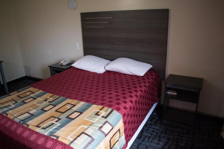 1 Queen Bed (2 of 3)