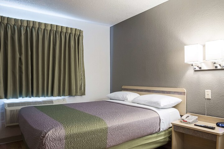 1 Queen Bed (1 of 13)