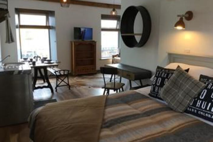 Room 6 of 10