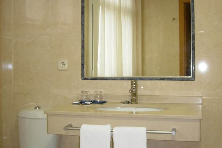 Room 28 of 34
