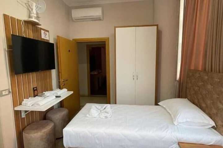 Room 7 of 9