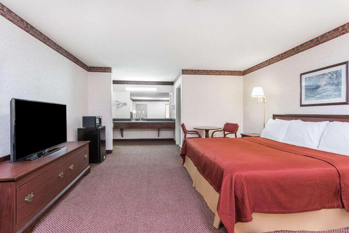 1 Queen Bed (2 of 7)
