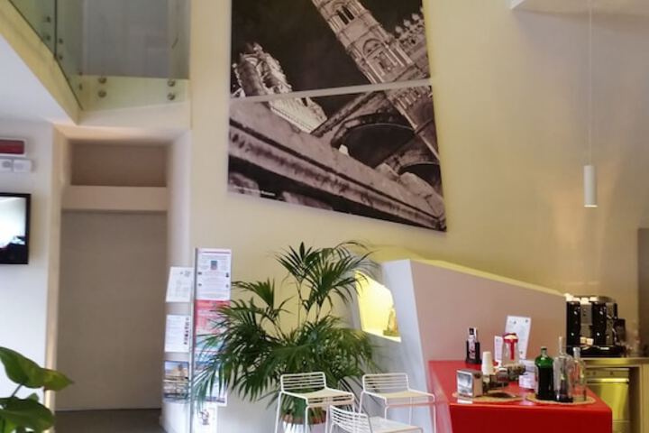 Lounge 65 of 79