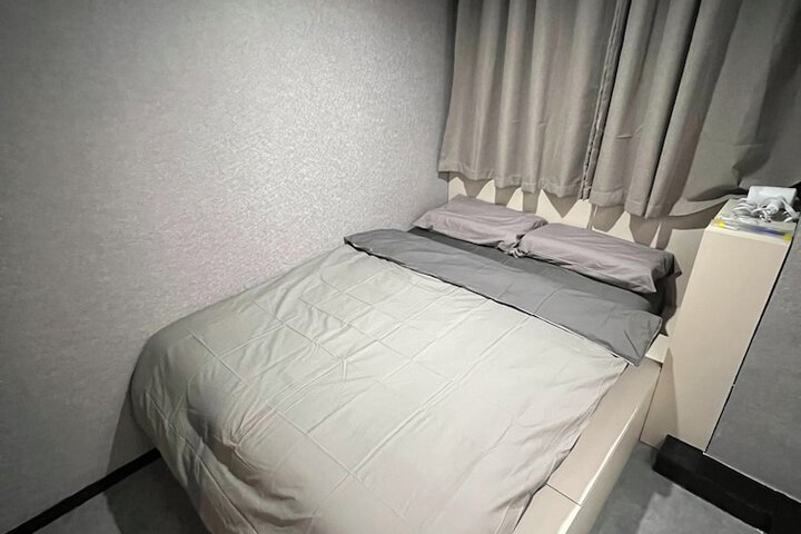 Room 2 of 10