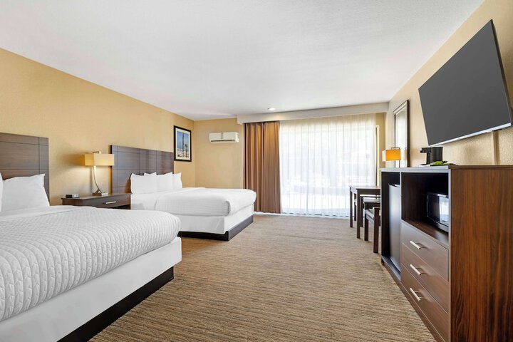 2 Double Beds (6 of 12)