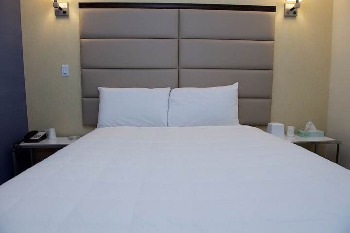 Deluxe Single King Bed (5 of 9)
