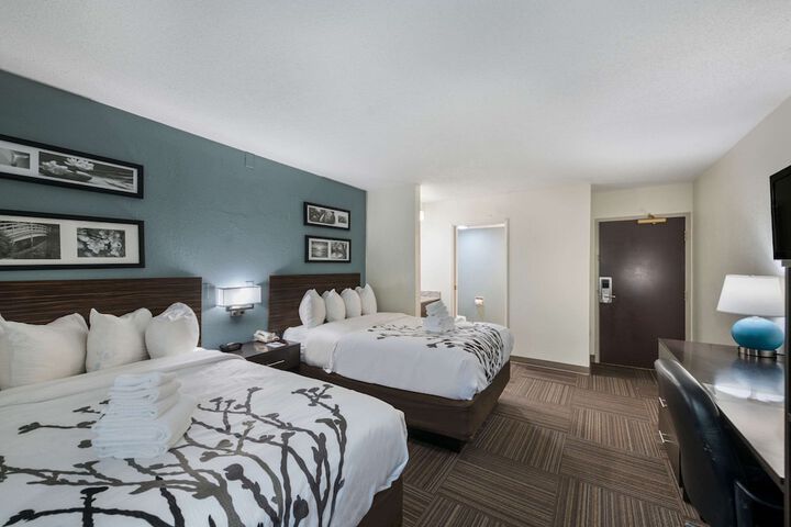 Double Accessible Queen Size Bed (10 of 10)