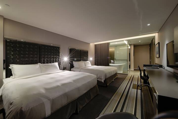 Room 28 of 82