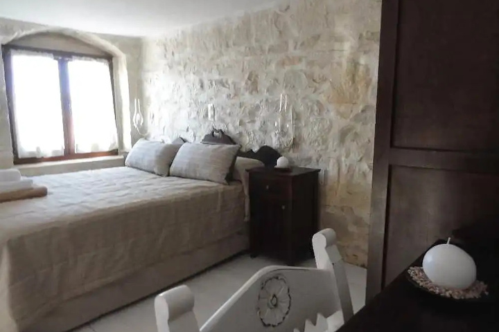 Room 2 of 10