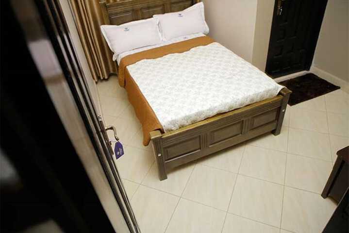 Room 10 of 31