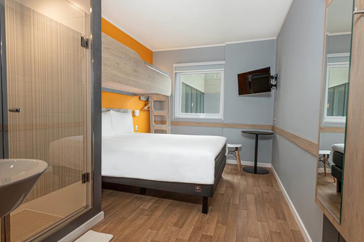 Room 4 of 36