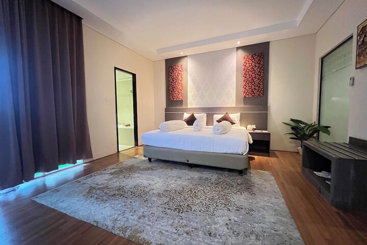 Room 6 of 33