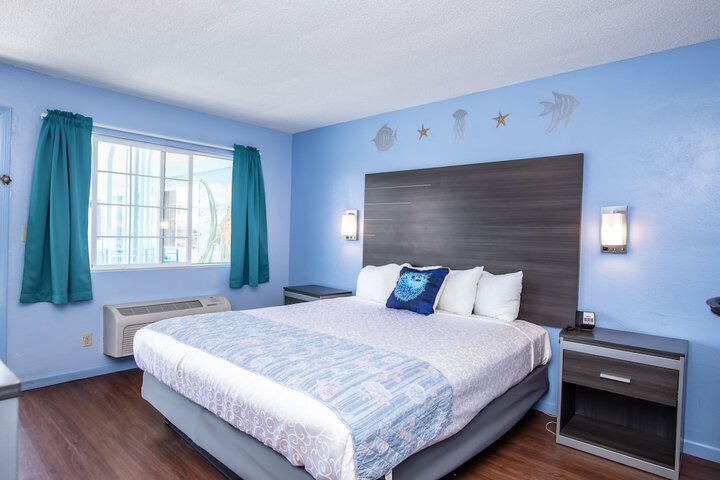 1 King Bed (3 of 18)
