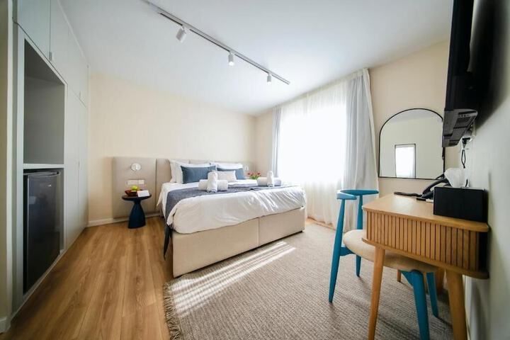 Room 27 of 102