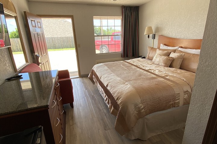 Single King Bed (6 of 20)