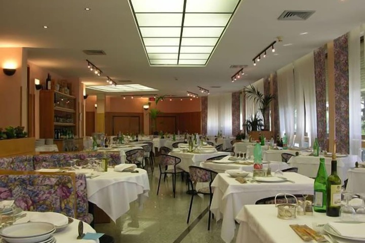 Dining 26 of 49