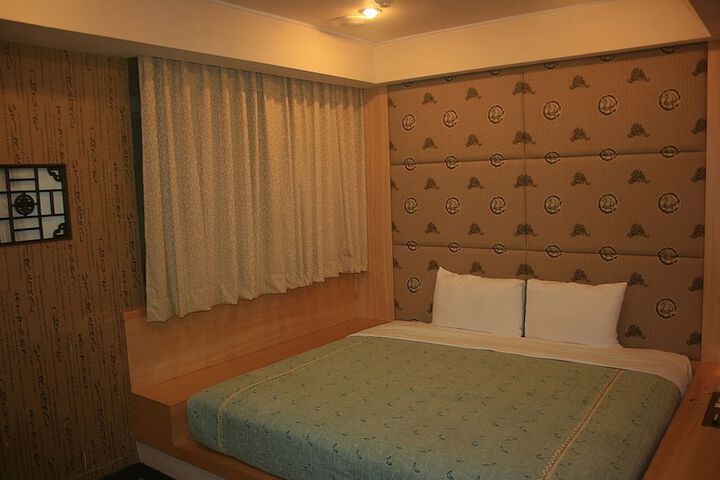 Room 8 of 10