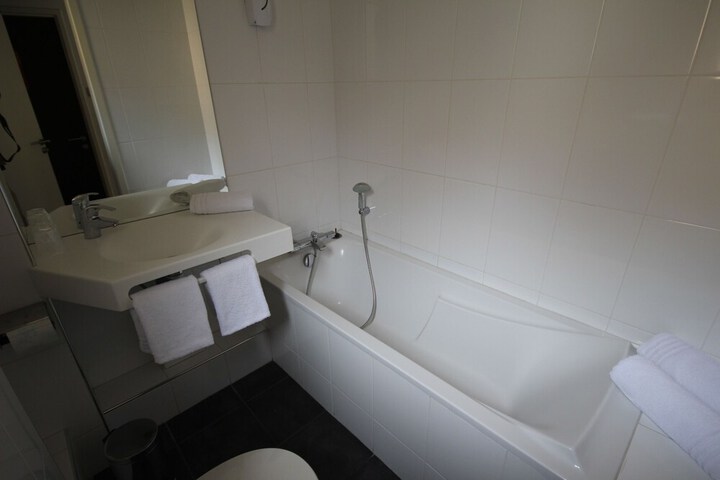 Room 10 of 19