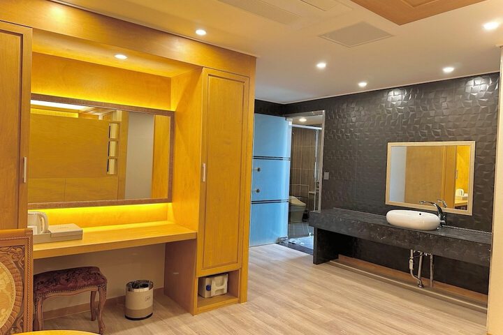 Room 19 of 38