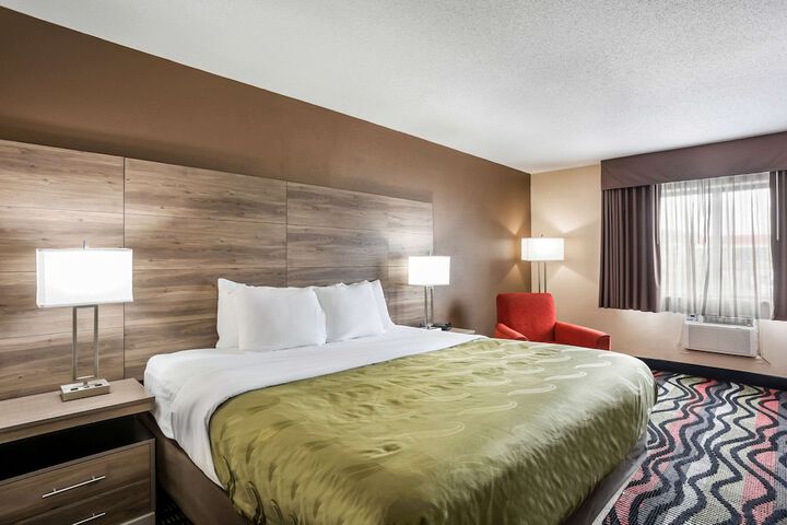 1 King Bed Business Room (10 of 15)