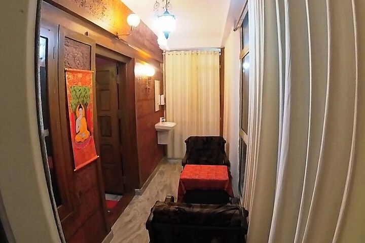 Room 13 of 33